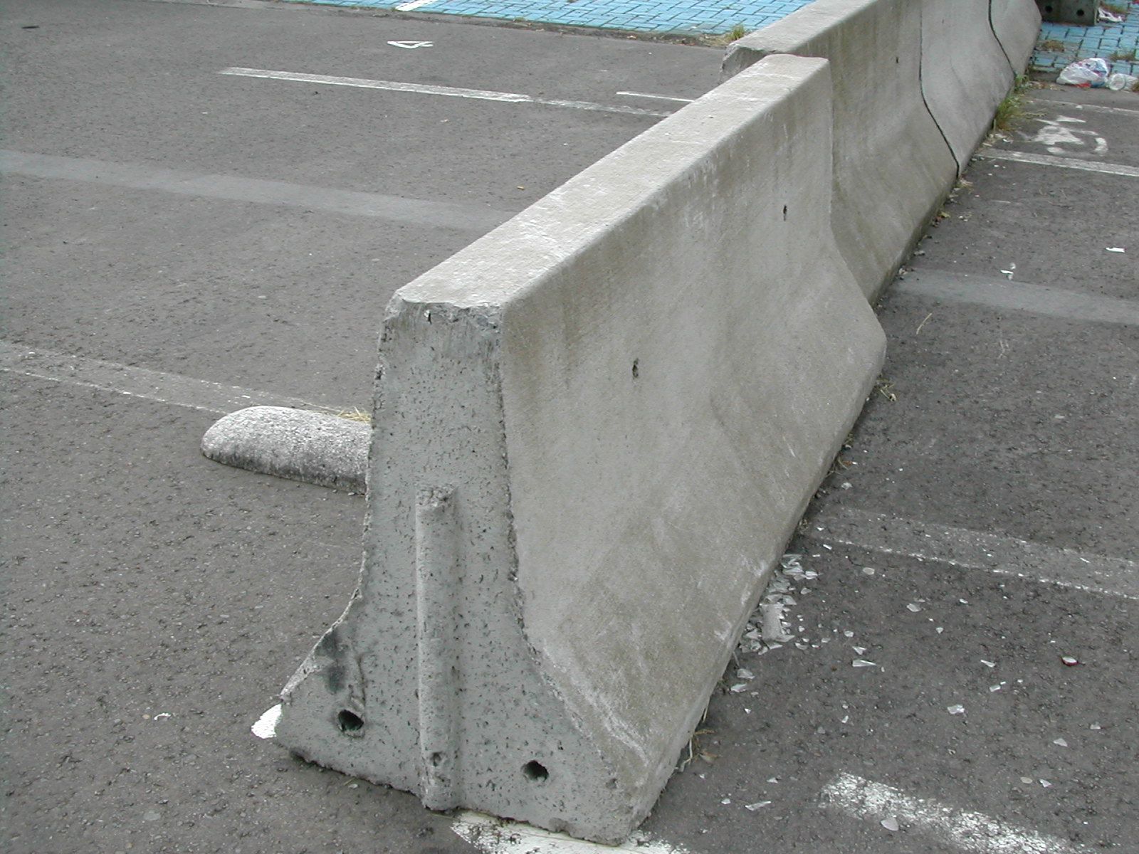 Concrete jersey barriers for road safety and heavy-duty crowd control in UAE