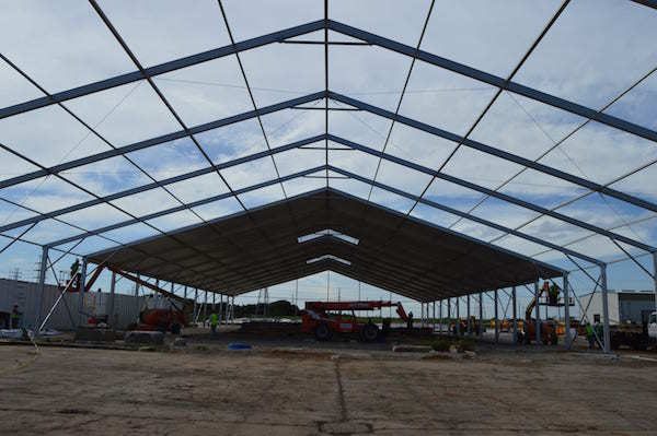 Clear span tent rental in UAE - large column-free tent structure for exhibitions and warehousing in Dubai